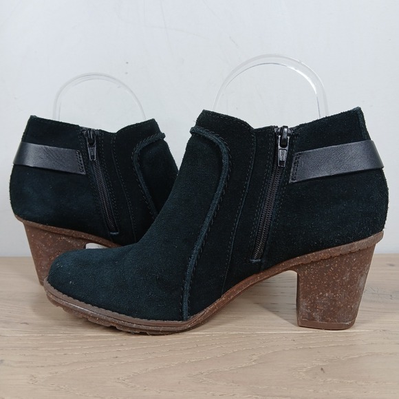 Clarks Collection Ankle Boots Womens 7.5M Black Suede Block Heel Classic Fall - Picture 4 of 12